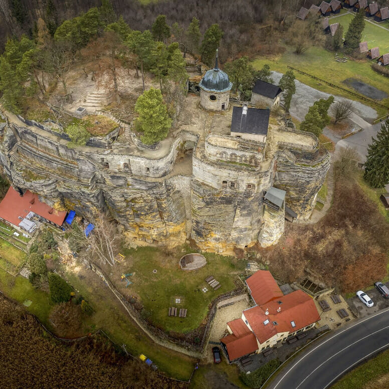 letecká fotografie hrad sloup