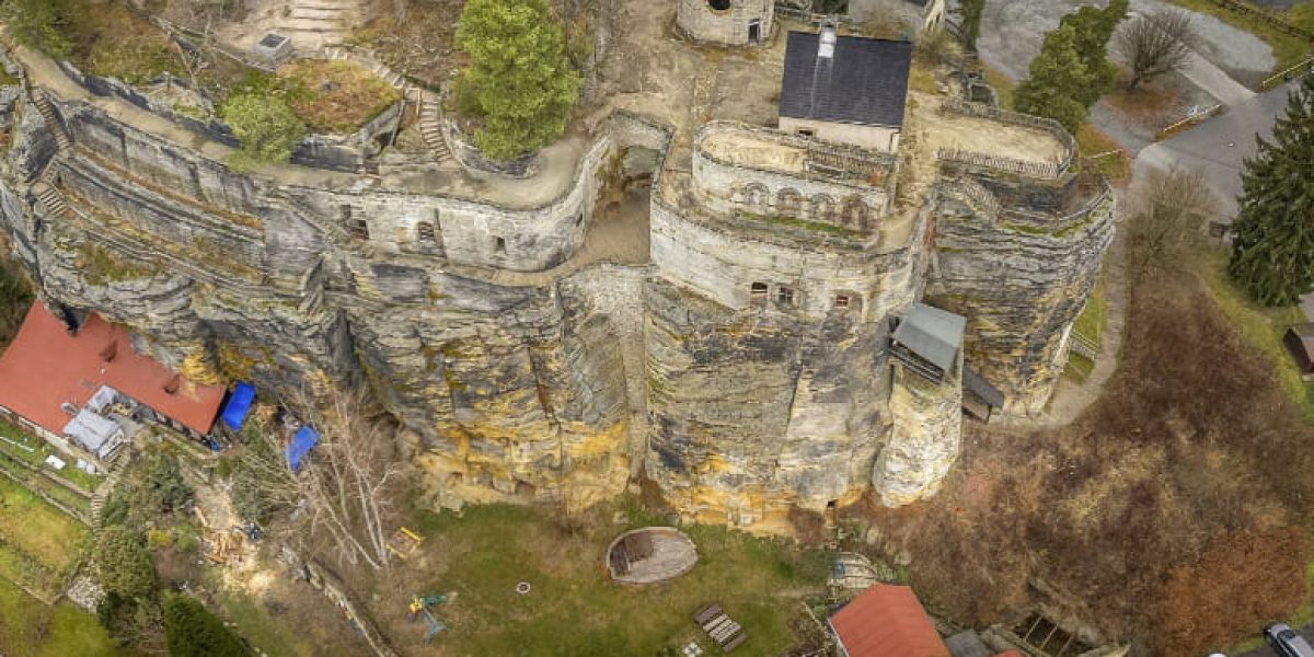 letecká fotografie hrad sloup